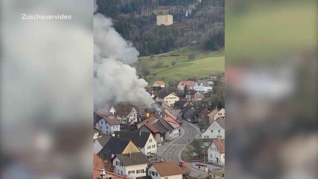 Grosser Schaden: In Zullwil brennt ein Mehrfamilienhaus fast komplett nieder