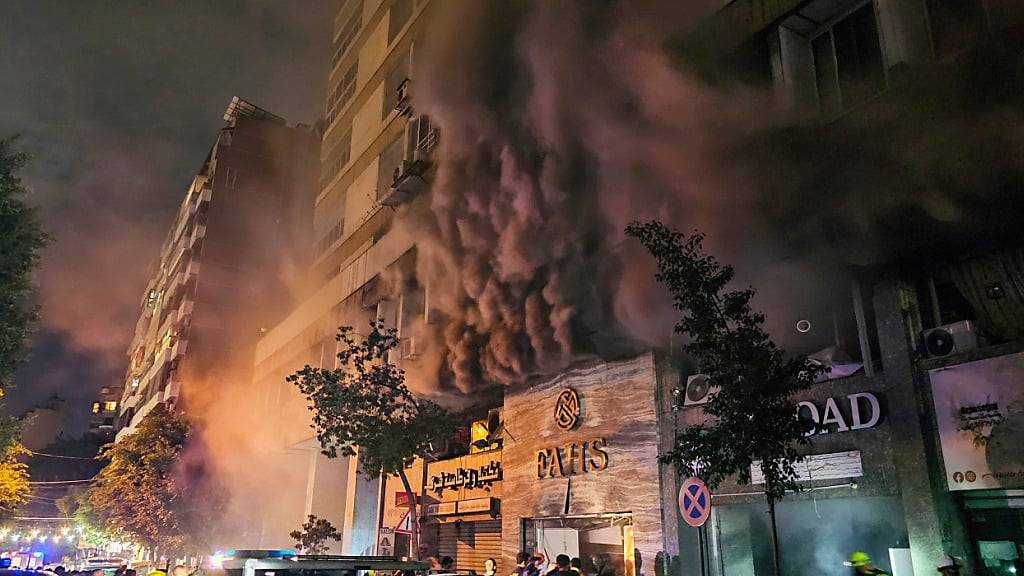 Mitarbeiter des Zivilschutzes löschen ein Feuer am Ort eines israelischen Luftangriffs in Beirut. Foto: Hassan Ammar/AP/dpa