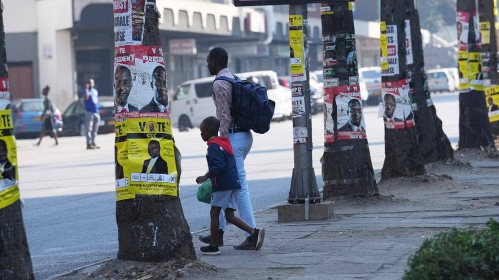 Wahlplakate werben in Simbabwes Hauptstadt Harare für die Kandidaten in der Präsidenten- und Parlamentswahl. Amtsinhaber Emmerson Mnangagwa steht wegen Gängelung der Opposition in der Kritik. Foto: Tsvangirayi Mukwazhi/AP/dpa