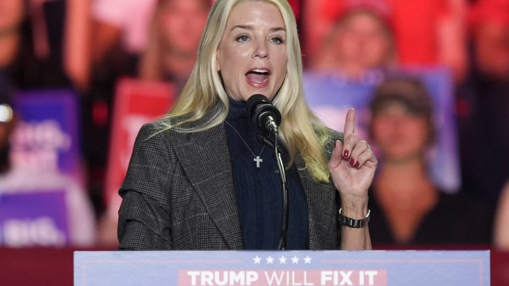 ARCHIV - Die ehemalige Generalstaatsanwältin von Florida, Pam Bondi, spricht bei einer Wahlkampfveranstaltung. Foto: Alex Brandon/AP/dpa