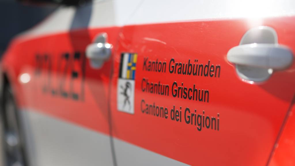 Für den Schnellfahrer auf der Oberalpstrasse in der Surselva heisst es nun: Zurück auf den Beifahrersitz. Den Führerschein hatte er nur gerade einen Tag lang. (Archivbild)