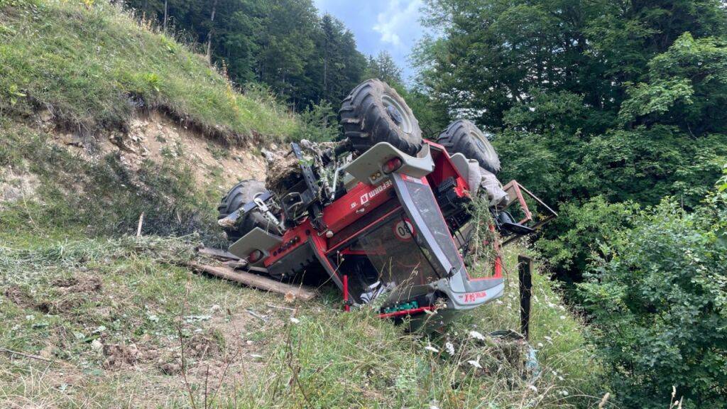 Der Lenker des Traktors wurde bei dem Unfall in Lauwil BL schwer verletzt.