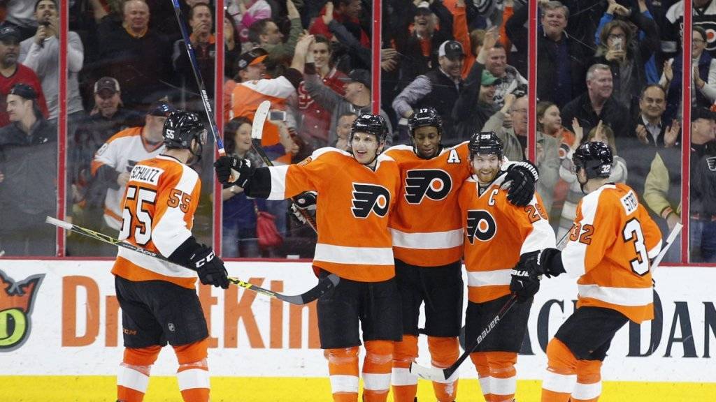 Mark Streit (ganz rechts) befindet sich mit den Philadelphia Flyers weiter auf Kurs Richtung NHL-Playoffs