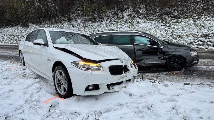 Lenker verliert Herrschaft über Fahrzeug – Crash zwischen zwei Autos
