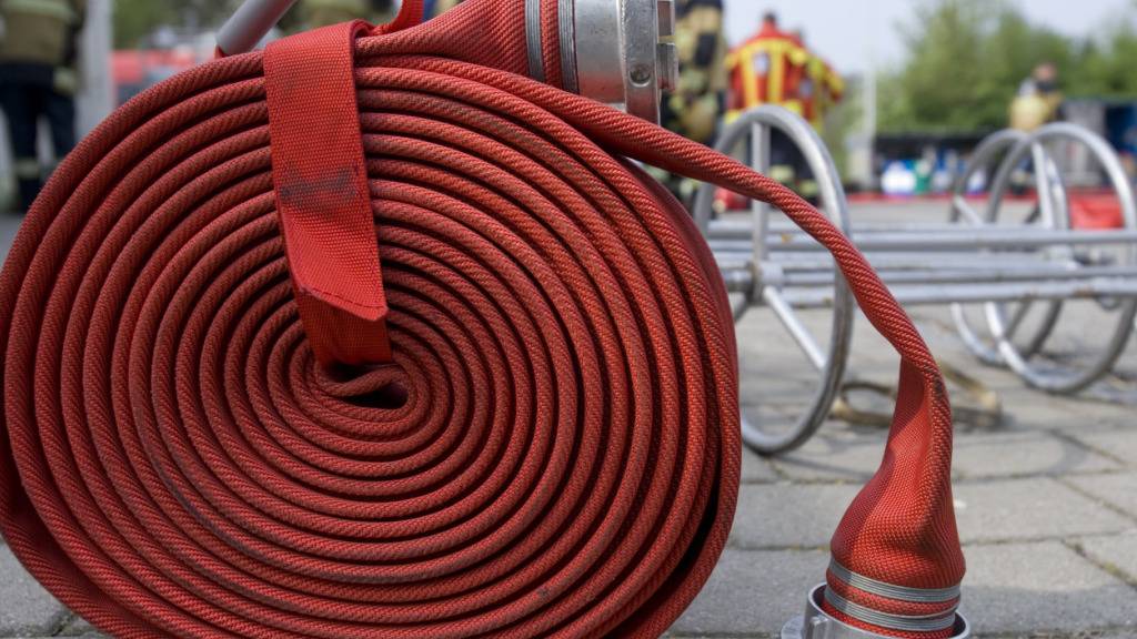 Eine Person hat sich am Sonntag bei einem Brand in einer Autowerkstatt in Mörschwil SG verletzt. (Symbolbild)