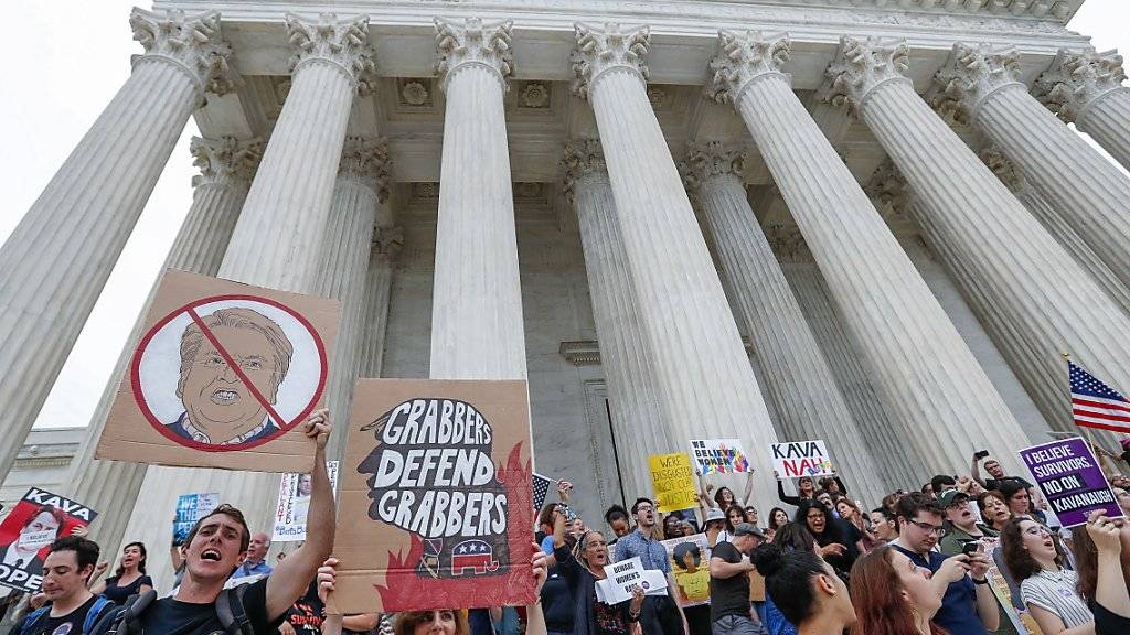 «Grabbers defend grabbers» (Grapscher verteidigen Grapscher): Demonstration vor dem obersten Gerichtshof der USA gegen die Ernennung von Brett Kavanaugh.