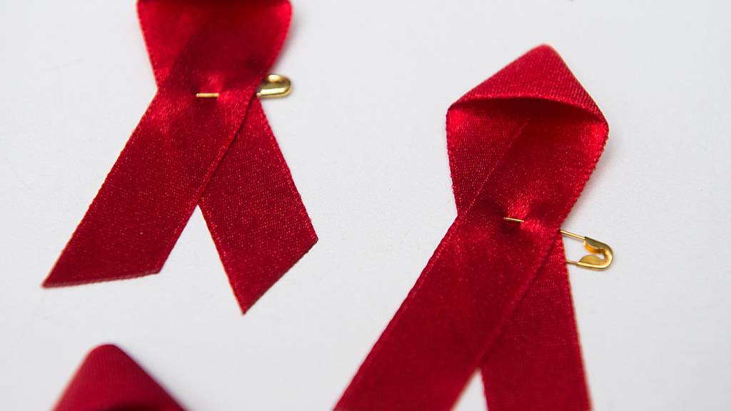 Die rote Schleife ist das weltweit anerkannte Symbol für die Solidarität mit HIV-Infizierten. (Symbolbild)