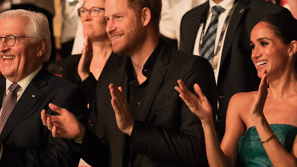 Prinz Harry und seine Frau Meghan mit Bundespräsident Frank-Walter Steinmeier bei den Invictus Games in Düsseldorf. Der paralympische Wettbewerb für kriegsversehrte Sportler fand erstmals in Deutschland statt. Foto: Rolf Vennenbernd/dpa