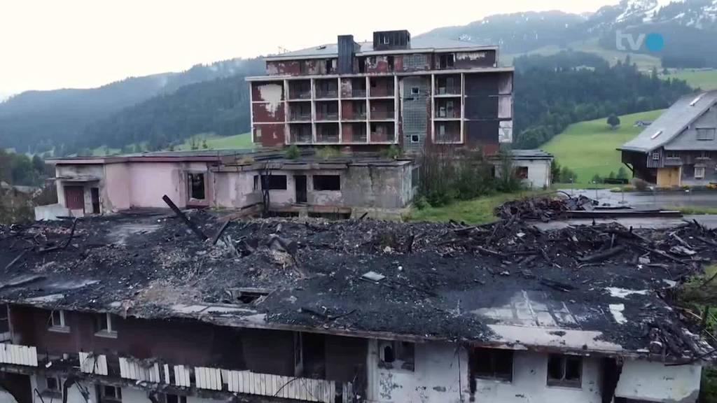 Brandruine wird nun geräumt: Anwohner ärgern sich über verlottertes «Hotel Acker» in Wildhaus