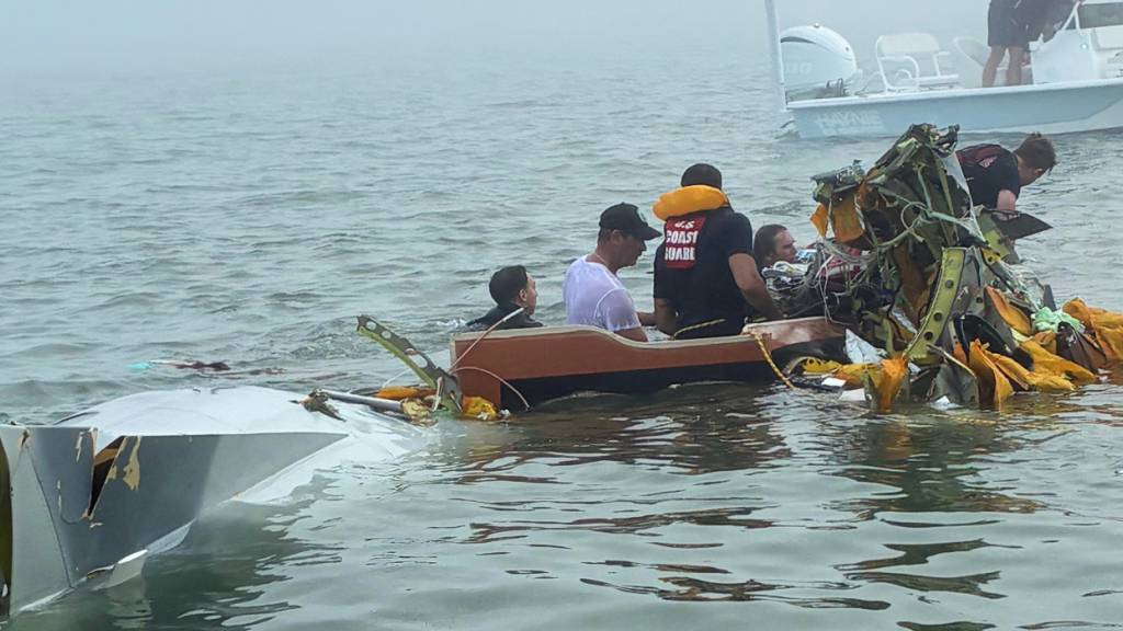 HANDOUT - Ein mexikanisches Marineflugzeugs stürzte in der Nähe von Galveston ab. Foto: Sky Decker Jr./Sky Decker Jr./AP/dpa - ACHTUNG: Nur zur redaktionellen Verwendung im Zusammenhang mit der aktuellen Berichterstattung und nur mit vollständiger Nennung des vorstehenden Credits