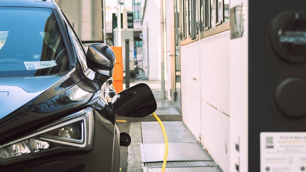 Ladesäule in Zürich: In der Schweiz gibt es immer mehr Ladestationen für E-Autos. (Archivbild)