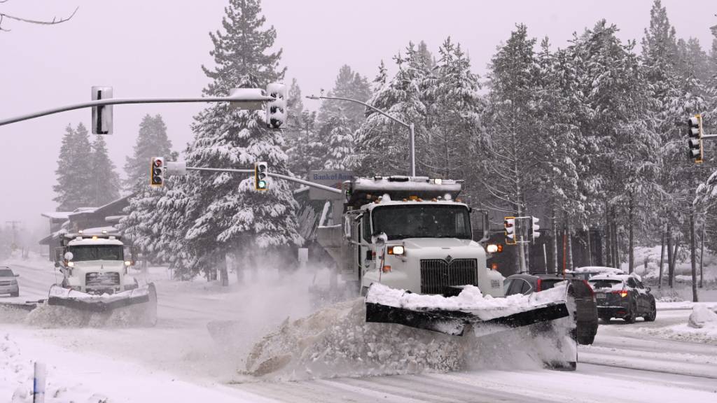 Die Donner Pass Road in Truckee wird gepflügt. Foto: Andy Barron/AP/dpa