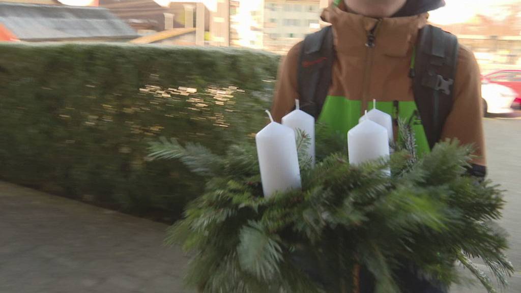 Schülerinnen und Schüler basteln in Lyssach Adventskränze für ältere Menschen