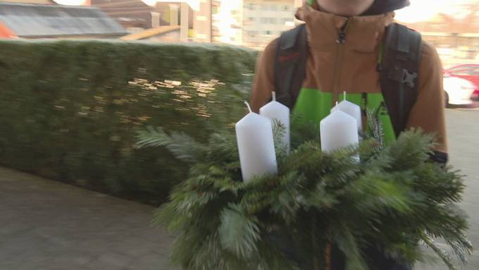 Schülerinnen und Schüler basteln in Lyssach Adventskränze für ältere Menschen