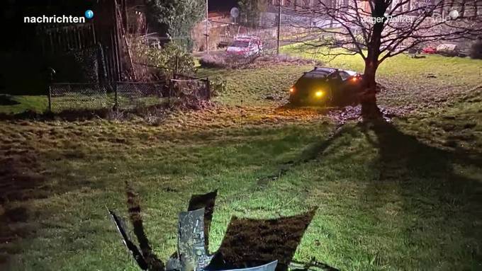 Betrunkener fährt in Baar in Baum
