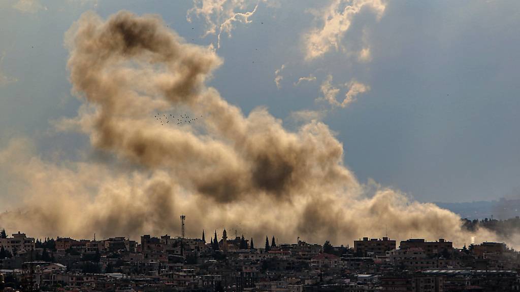 Nach einem israelischen Angriff im Libanon steigt starker Rauch auf. Foto: Stringer/dpa