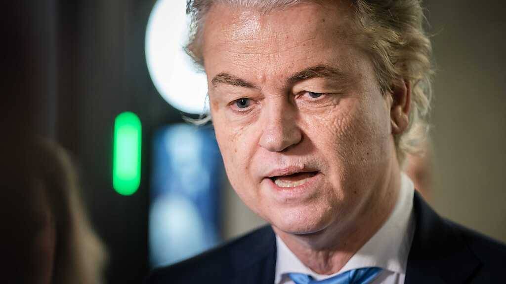 ARCHIV - Geert Wilders, Vorsitzender der Partei für die Freiheit (PVV), trifft im Repräsentantenhaus ein. Knapp sechs Monate nach der Parlamentswahl haben sich der radikal-rechte Populist Wilders und drei weitere Parteien auf ein Koalitionsabkommen geeinigt. Foto: Bart Maat/ANP/dpa