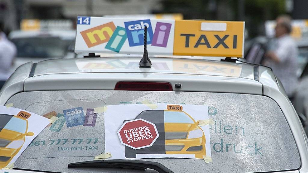 Basler Taxifahrer machen gegen Uber mobil. Ähnliche Aktionen gab es in Zürich und Genf.