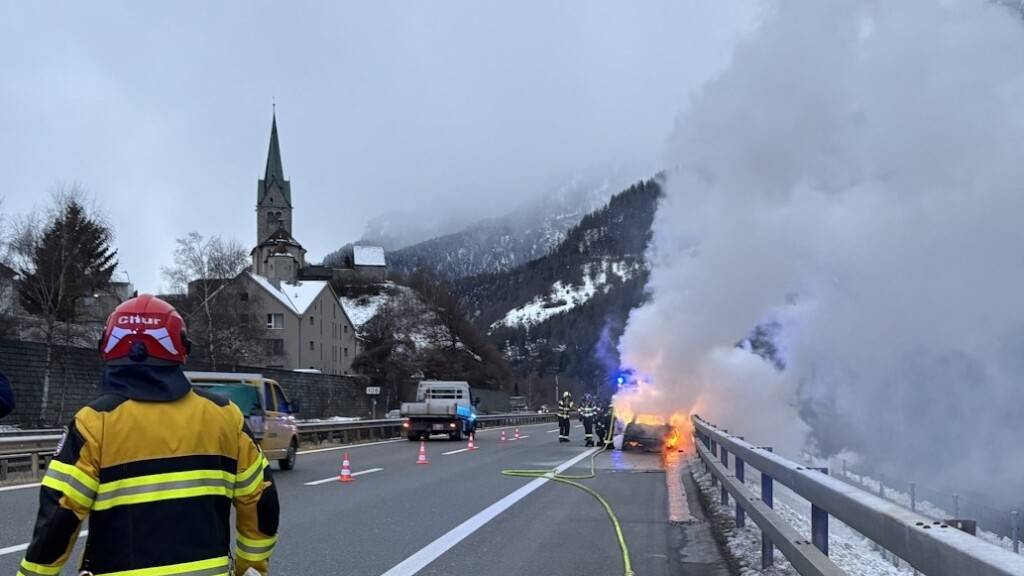 Fahrzeug brennt auf Autobahn in Domat/Ems GR
