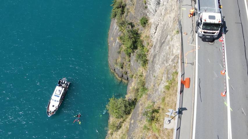 Auto stürzt auf der Axenstrasse über Felswand in Vierwaldstättersee - Fahrzeug noch nicht geortet