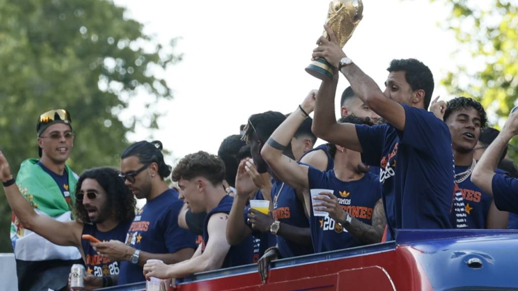 Triumphfahrt durch Madrid: Spaniens Weltmeisterteam