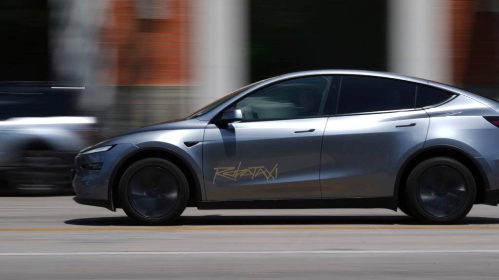 Laut Tesla-Chef Elon Musk ist autonomes Fahren die Zukunft von Tesla. Ein erster Robotaxi-Dienst des Autobauers geht mit wenigen Wagen und mit Begleitpersonen an den Start.
