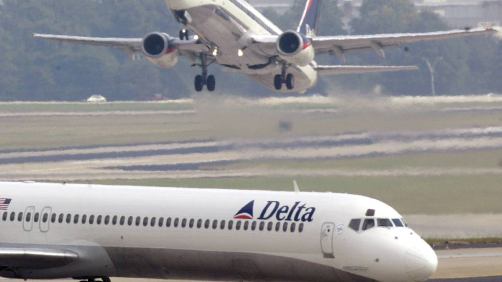 Die beiden US-Fluggesellschaften Delta Air und United Airlines halten trotz der neuen Virusvariante an ihren Direktverbindungen mit dem südlichen Afrika fest. (Archivbild)