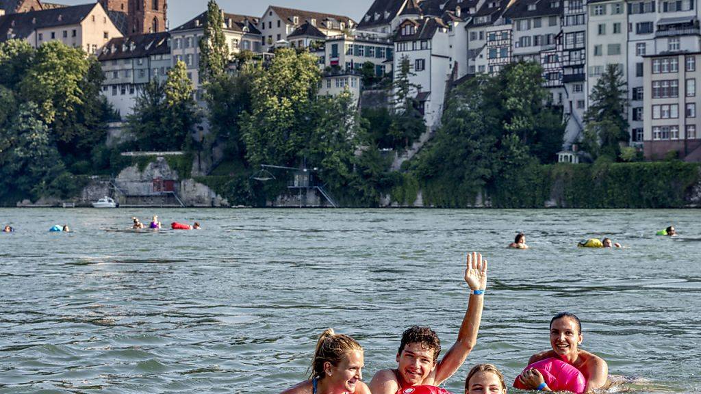 Mit dieser Perspektive kann man sich in Basel ab sofort beim Schwimmen im Rhein ablichten lassen und gleich im Internet zeigen.