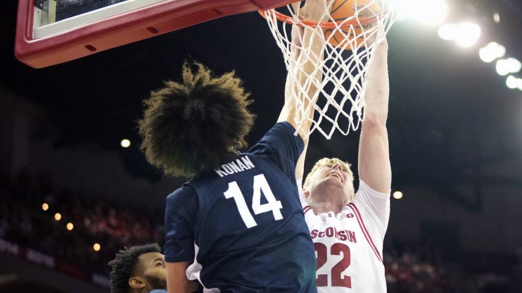 Verteidigt in dieser Szene erfolgreich: Yanic Konan Niederhäuser ( Nummer 14)  (Archivaufnahme)