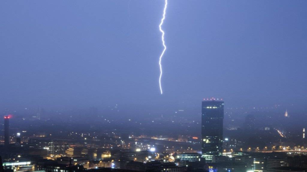 Blitze und Donner dürften in der Nacht auf Montag von vielen Menschen in der Schweiz wahrgenommen worden sein. (Archivbild)
