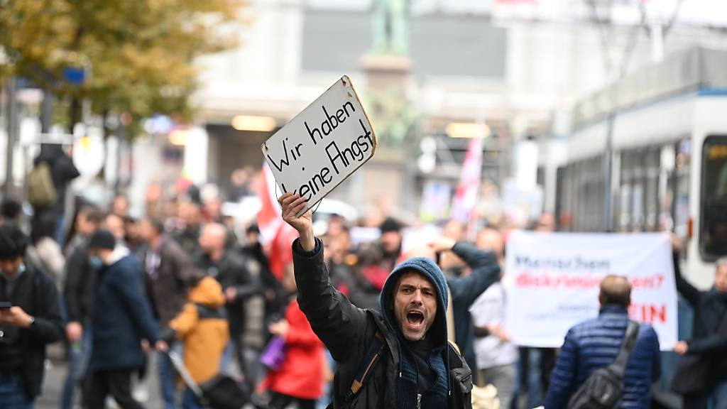In Zürich zogen am Samstag hunderte Gegnerinnen und Gegner der Corona-Massnahmen durch die Stadt. Linke Gruppen hielten mit einer Gegendemo per Velo dagegen.