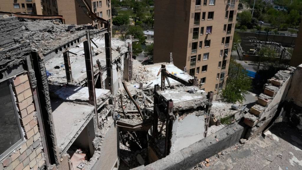 Beschädigtes Wohnhaus in Teheran. Foto: Vahid Salemi/AP/dpa