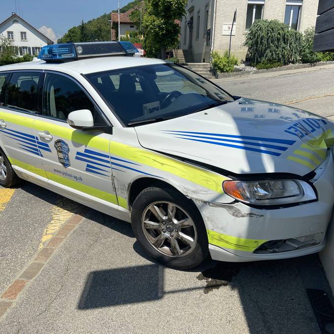 Aargauer Polizei crasht in Hausmauer