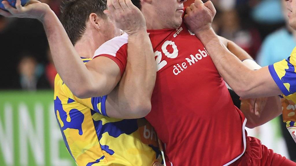 Die Schweizer Handball-Nationalmannschaft - im Bild Luka Maros im «Sandwich» von zwei Bosniern - darf weiter auf eine WM-Teilnahme hoffen