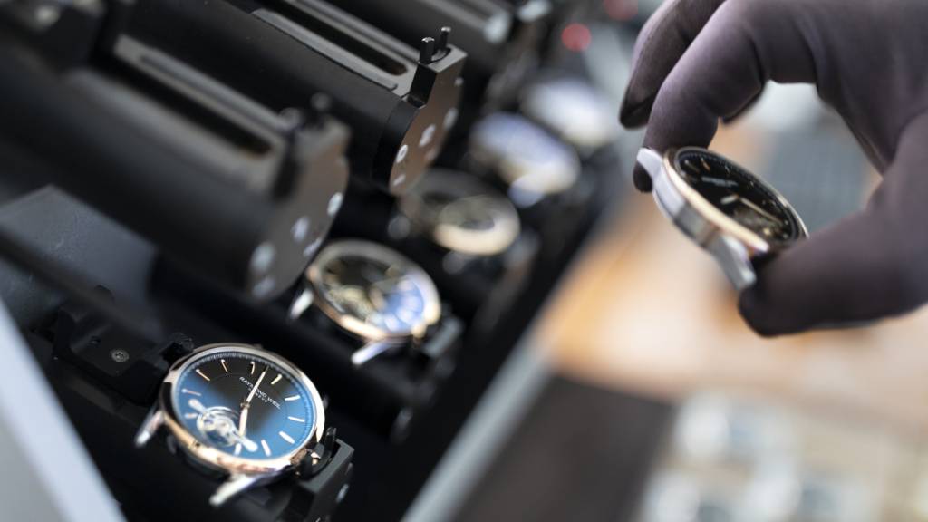 Die Schweizer Uhrenhersteller haben im November erneut weniger Zeitmesser ins Ausland exportiert. Damit setzt sich der Abwärtstrend in der Branche fort.(Symbolbild)