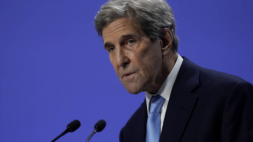 John Kerry, Sondergesandter des US-Präsidenten für Klimafragen, spricht bei einer Pressekonferenz während der UN-Klimakonferenz COP26. Foto: Alberto Pezzali/AP/dpa