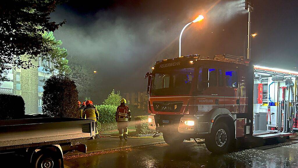 Drei Hausbewohner wurden nach dem Brand eines Nagelstudios in einem Mehrfamilienhaus in Weinfelden TG mit Verdacht auf eine Rauchgasvergiftung ins Spital transportiert.
