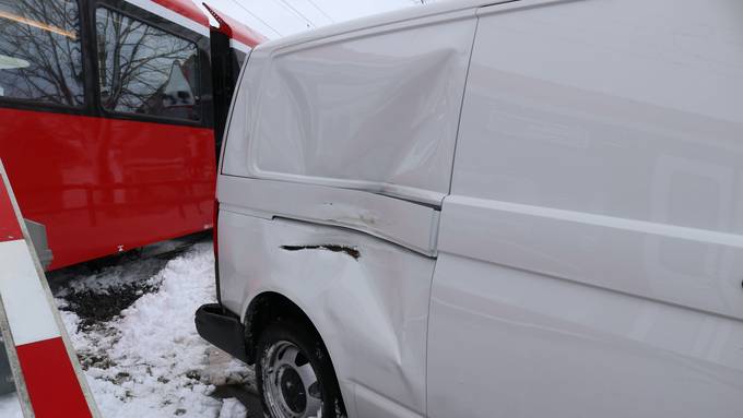 Wegen Schnee: Lieferwagenfahrer kracht in Appenzellerbahn
