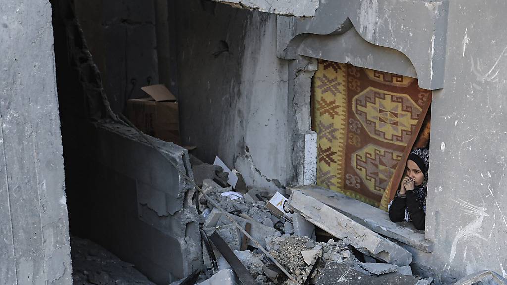 Eine Palästinenserin begutachtet die Verwüstung, die ein israelischer Bombenangriff verursacht hat. Foto: Mohammed Talatene/dpa