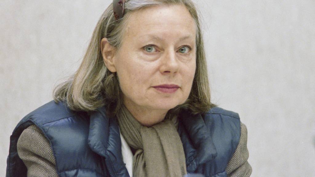 Die Schweizer Autorin Fleur Jaeggy im Jahr 1998: Sie lebt seit Jahrzehnten zurückgezogen in Mailand. Der Schweizer Grand Prix Literatur (2025) und der Gottfried-Keller-Preis (2024) sorgen dafür, dass ihr Werk grössere Beachtung findet. (Archivbild)