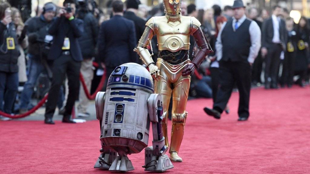 Prominenz im Anmarsch: Die «Star Wars»-Roboter R2-D2 (links) und C-3PO wandeln zur Weltpremiere des siebten Streifens der berühmten Reihe.