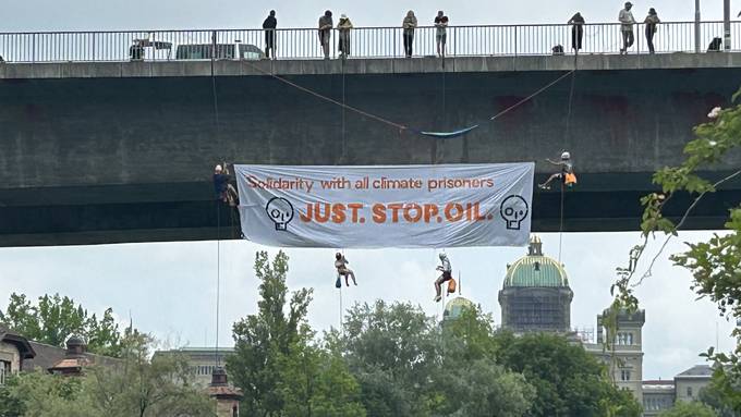 Klimaaktivisten seilen sich von Monbijou-Brücke ab und springen in die Aare