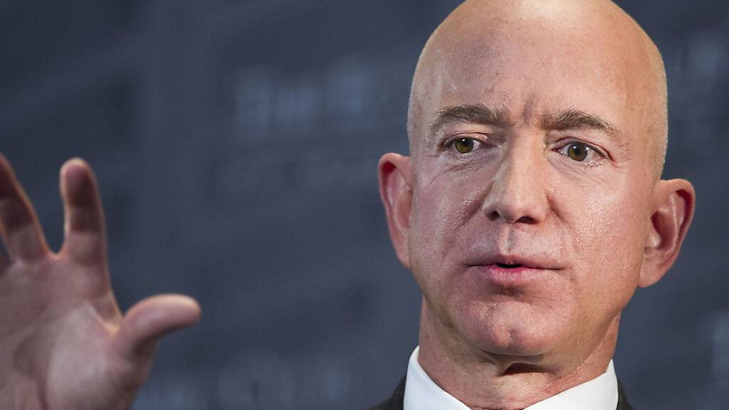 ARCHIV - Jeff Bezos, Gründer und CEO von Amazon, spricht im Economic Club of Washington auf der Milestone Celebration. Foto: Cliff Owen/AP/dpa