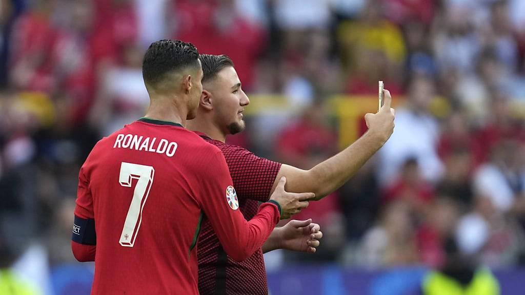 Cristiano Ronaldo macht ein Selfie mit einem Flitzer