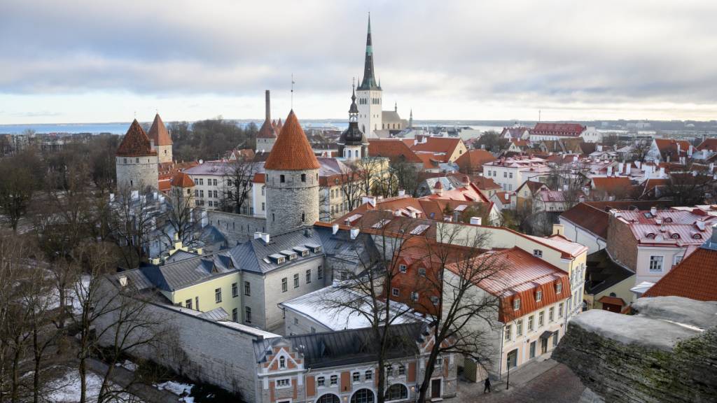 ARCHIV - Blick vom Domberg auf die Altstadt von Tallinn, der Hauptstadt von Estland. Foto: Bernd von Jutrczenka/dpa