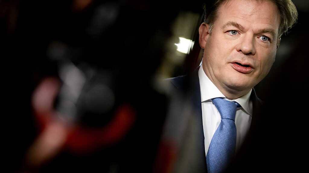 Pieter Omtzigt, Vorsitzender der Zentrums-Partei Neuer Sozialvertrag NSC, spricht mit Journalisten nach gescheiterten Koalitionsgesprächen mit der rechten Partei PVV. Foto: Koen Van Weel/ANP/dpa