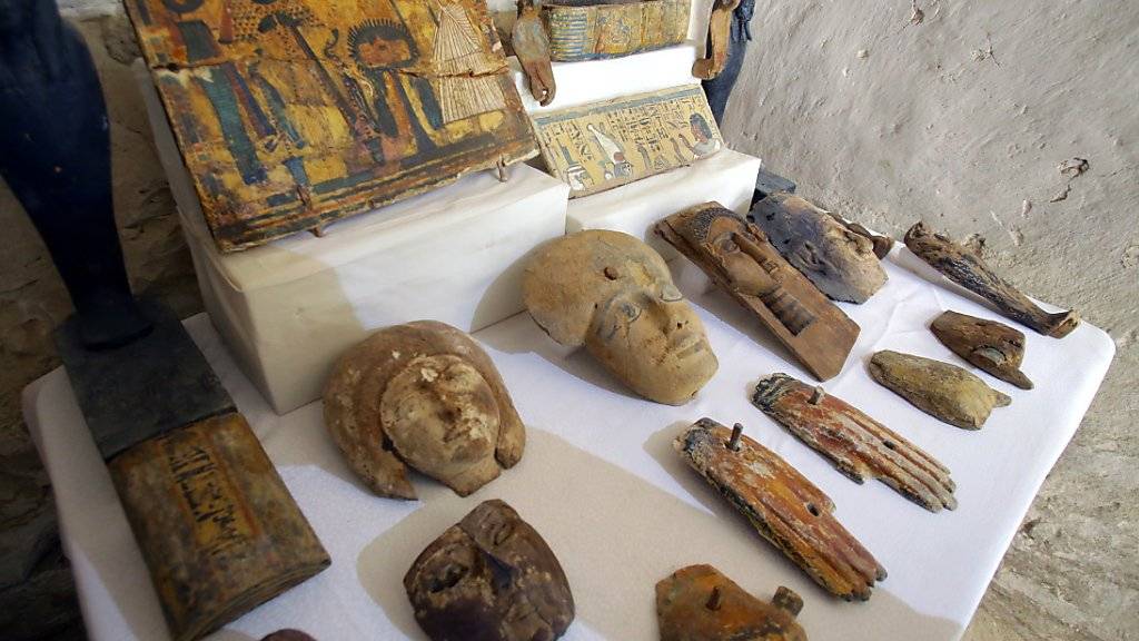 Funde aus dem Grab des Chef-Mumifizierers in der Totenstadt Al-Asasif bei Luxor.