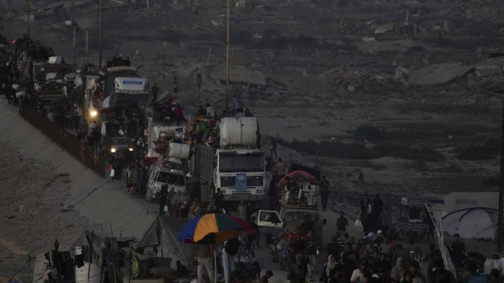Vertriebene Palästinenser fliehen aus Gaza und transportieren ihre Habseligkeiten entlang der Küstenstraße in Nuseirat in Richtung des südlichen Gazastreifens. Foto: Abdel Kareem Hana/AP/dpa