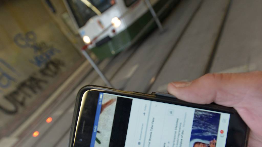 Die Smartphones rauben den Passanten im Strassenverkehr die Aufmerksamkeit.