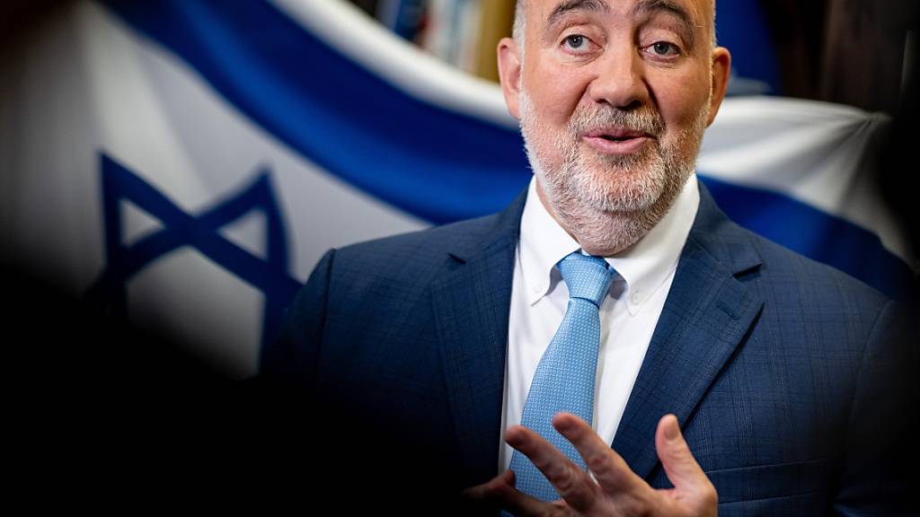 Ron Prosor, Botschafter Israels in Deutschland, spricht in einem dpa-Interview zur aktuellen Lage in Israel in der Israelischen Botschaft in Berlin. Foto: Fabian Sommer/dpa